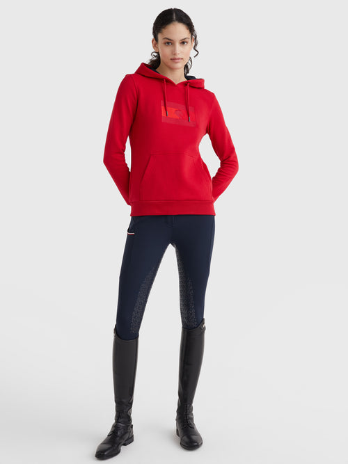 hoodie-style-mit-logo-applikationen-primary-red