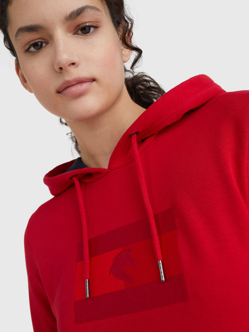 hoodie-style-mit-logo-applikationen-primary-red