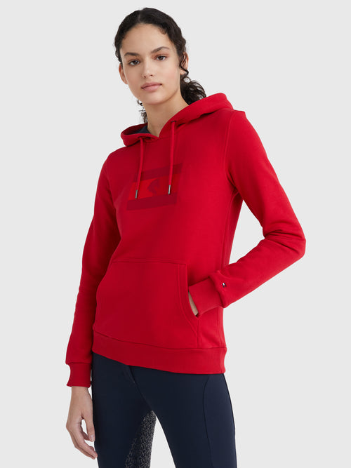 hoodie-style-mit-logo-applikationen-primary-red
