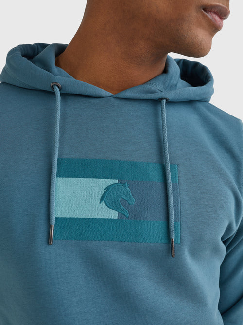 hoodie-style-mit-logo-applikationen-mercury-marine